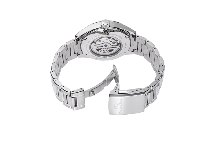 Eine silberne Uhr mit offenem Armband und sichtbarem Uhrwerk im Inneren.