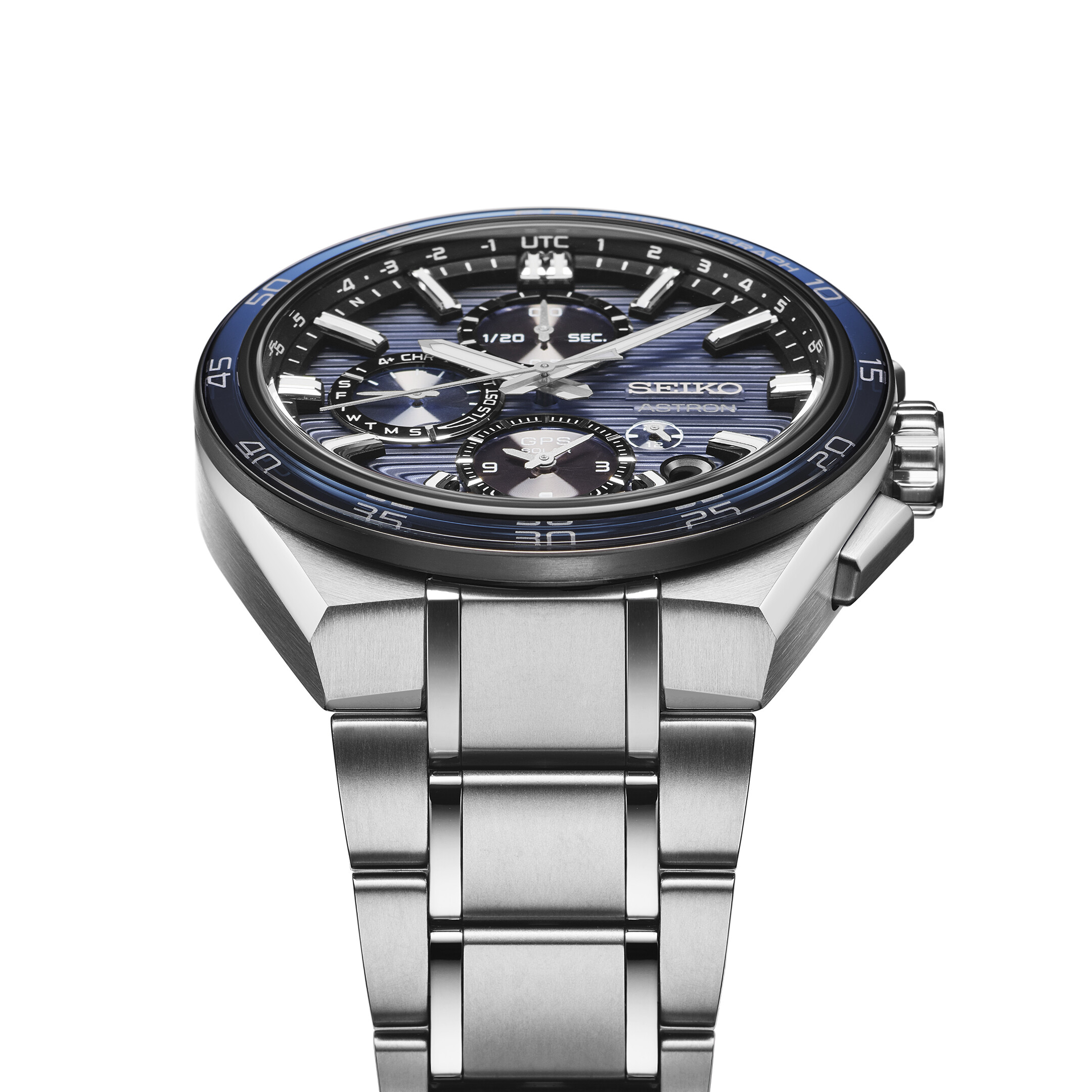 Eine Herrenarmbanduhr mit blauem Zifferblatt, silbernem Armband und silbernen Zeigern.