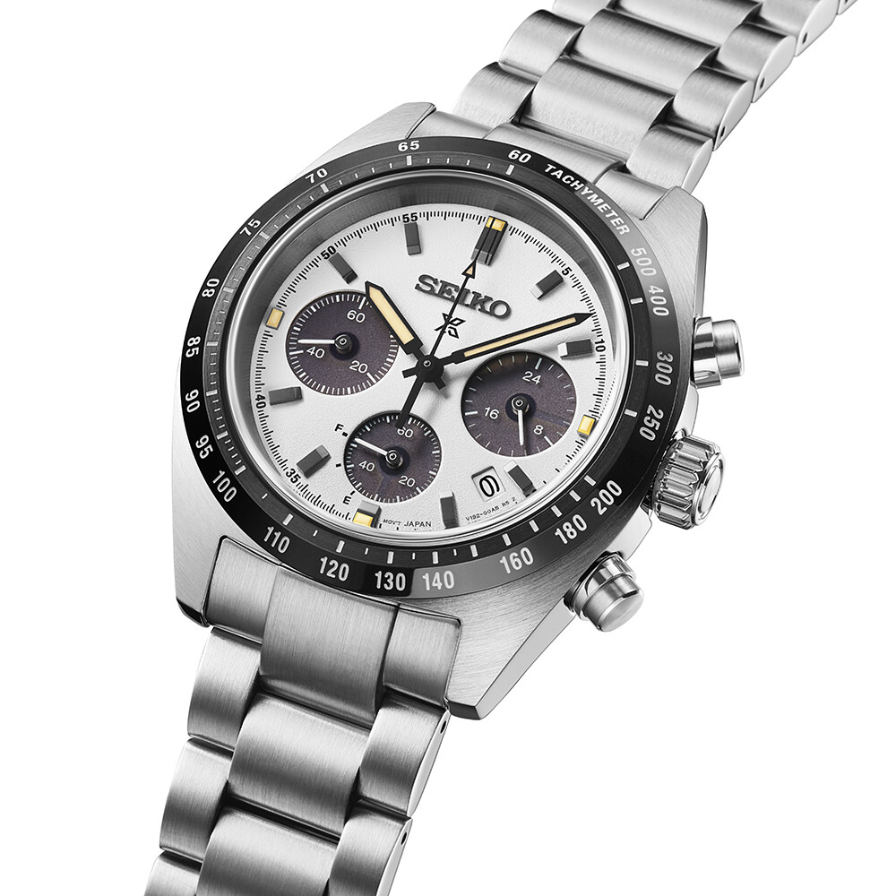 Silbernes Chronographen-Armbanduhr mit weißem Zifferblatt, drei Hilfszifferblättern und schwarzer Tachymeterskala.