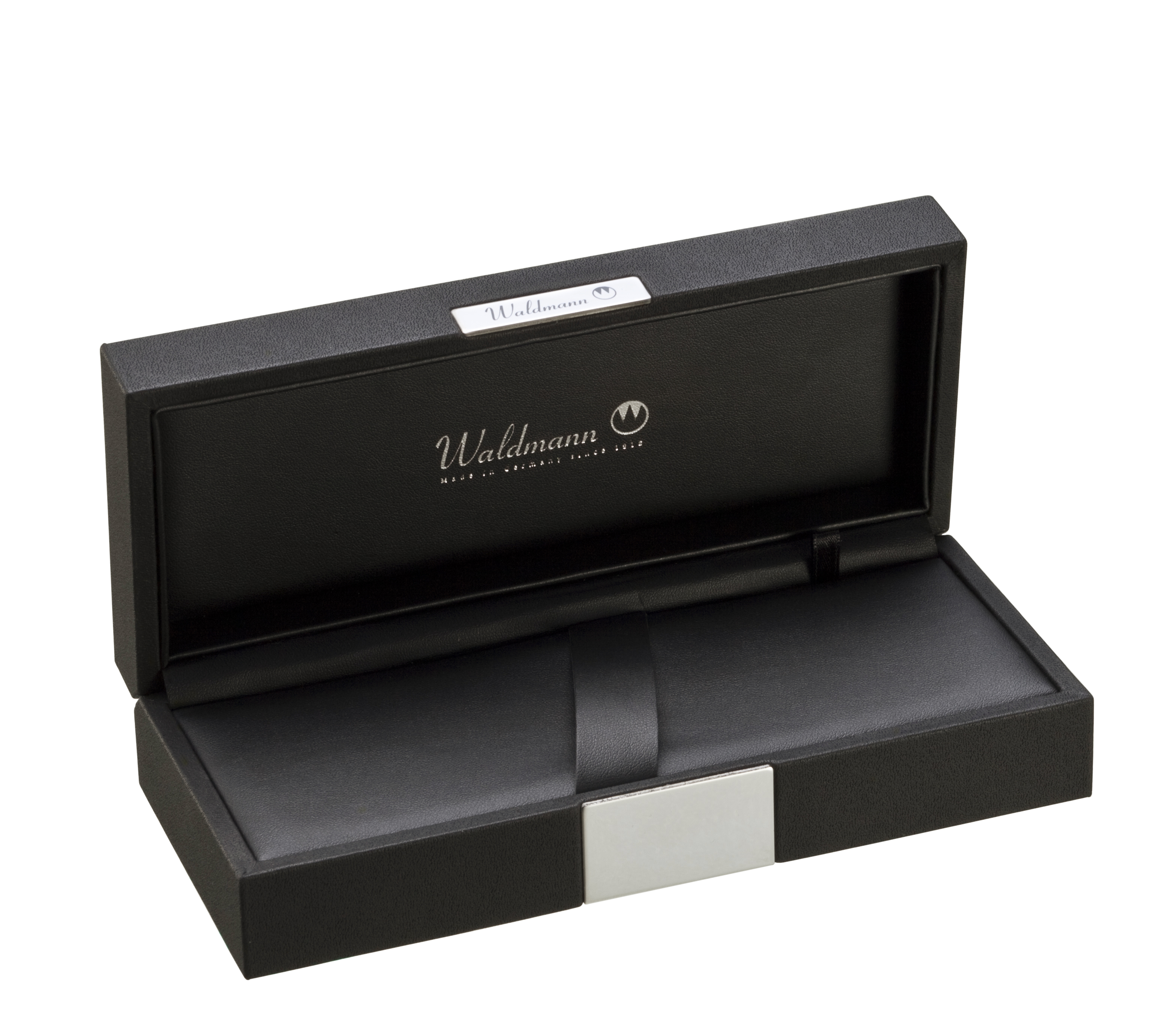 Eine offene schwarze rechteckige Box mit einem silbernen Akzent auf der Vorderseite und dem Logo der Marke innen.