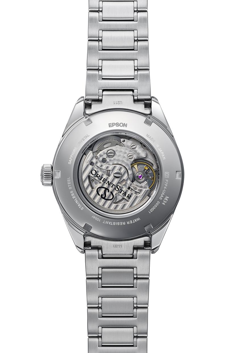 Ein silbernes Automatik-Armbanduhr mit Sichtfenster auf dem Rückendeckel ist abgebildet.