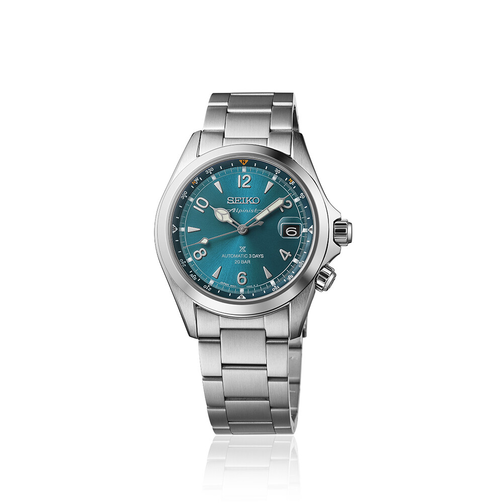 Eine silberne Herrenuhr mit einem tiefblauen Zifferblatt, silbernen Zeigern und Zahlen, Datum und Metallarmband.