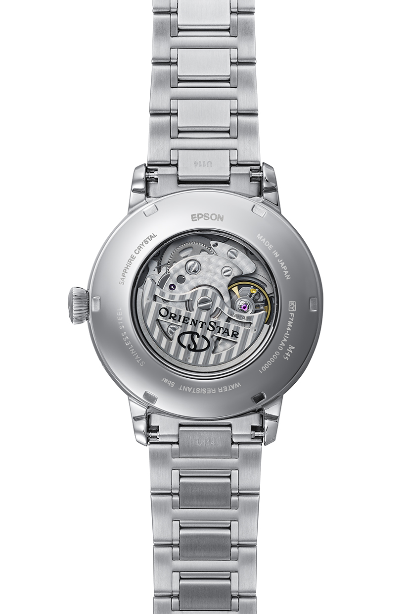 Das silberne Armband und der Gehäusedeckel einer Armbanduhr mit sichtbarem Uhrwerk und dem Orient Star Logo.