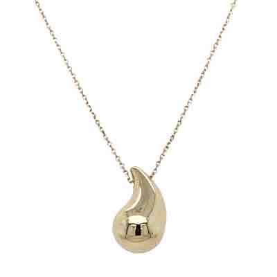 Ein goldenes Collier mit einem glänzenden Tropfenanhänger.