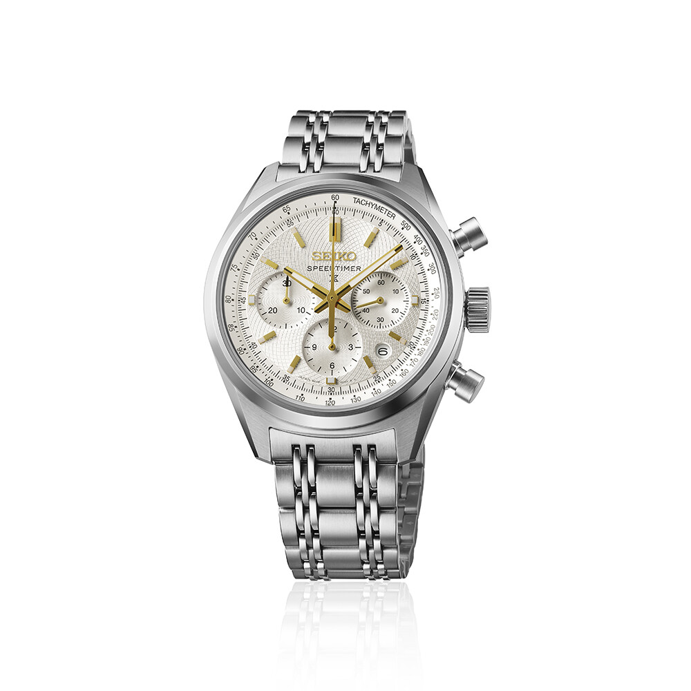 Ein silbernes Chronographen-Armbanduhr mit einem cremefarbenen Zifferblatt und goldenen Zeigern.
