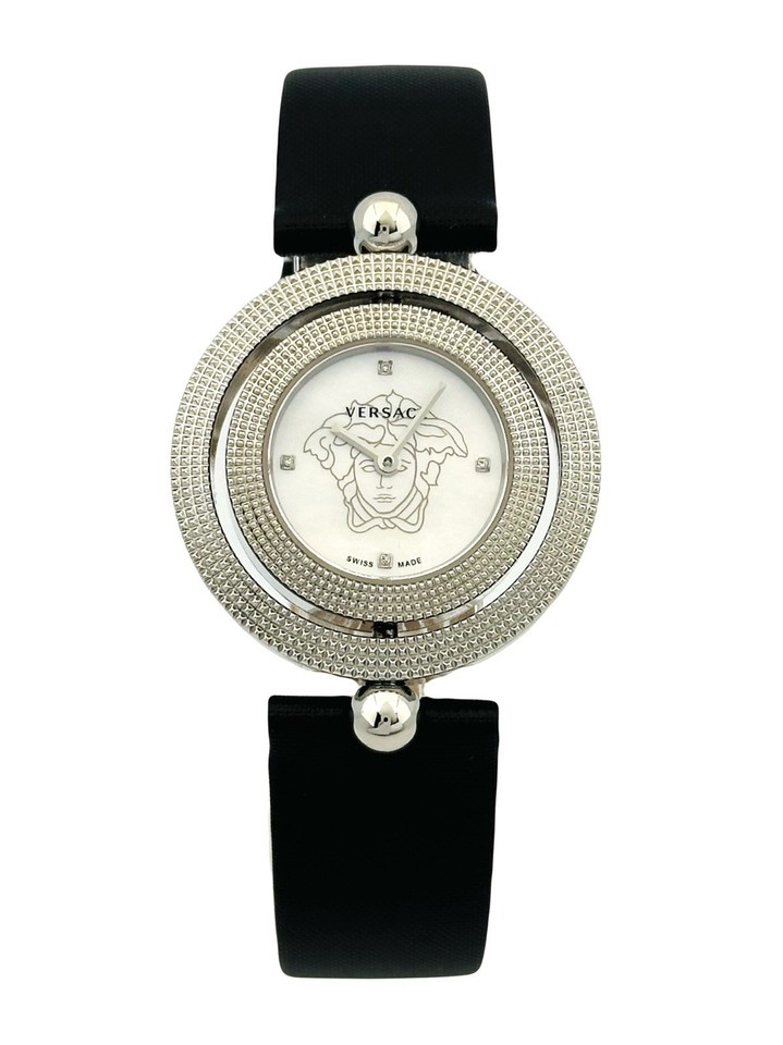 Eine silberne Uhr mit einem weißen Zifferblatt, das ein Medusa-Gesicht zeigt und mit einem schwarzen Armband versehen ist.