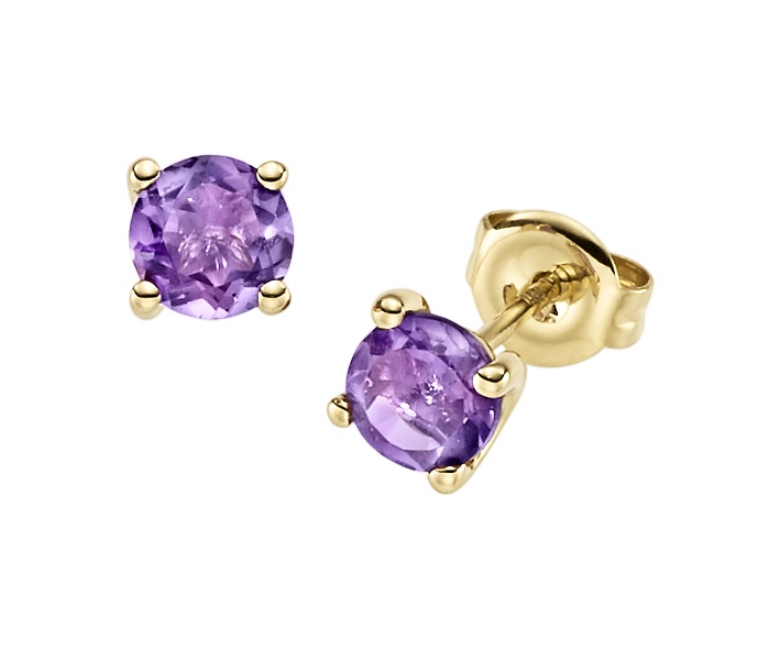 Zwei runde Ohrstecker mit facettiertem violettem Amethyst-Stein und einer gelben Fassung.
