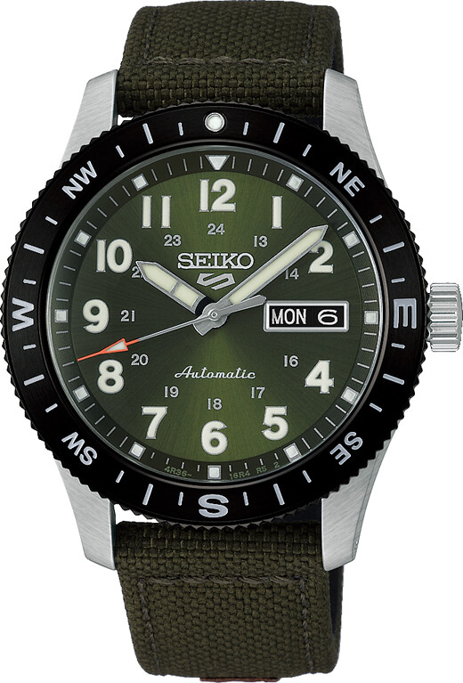 Die Seiko 5 Sports Herrenuhr hat ein grünes Zifferblatt mit weißen arabischen Ziffern und leuchtenden Zeigern.