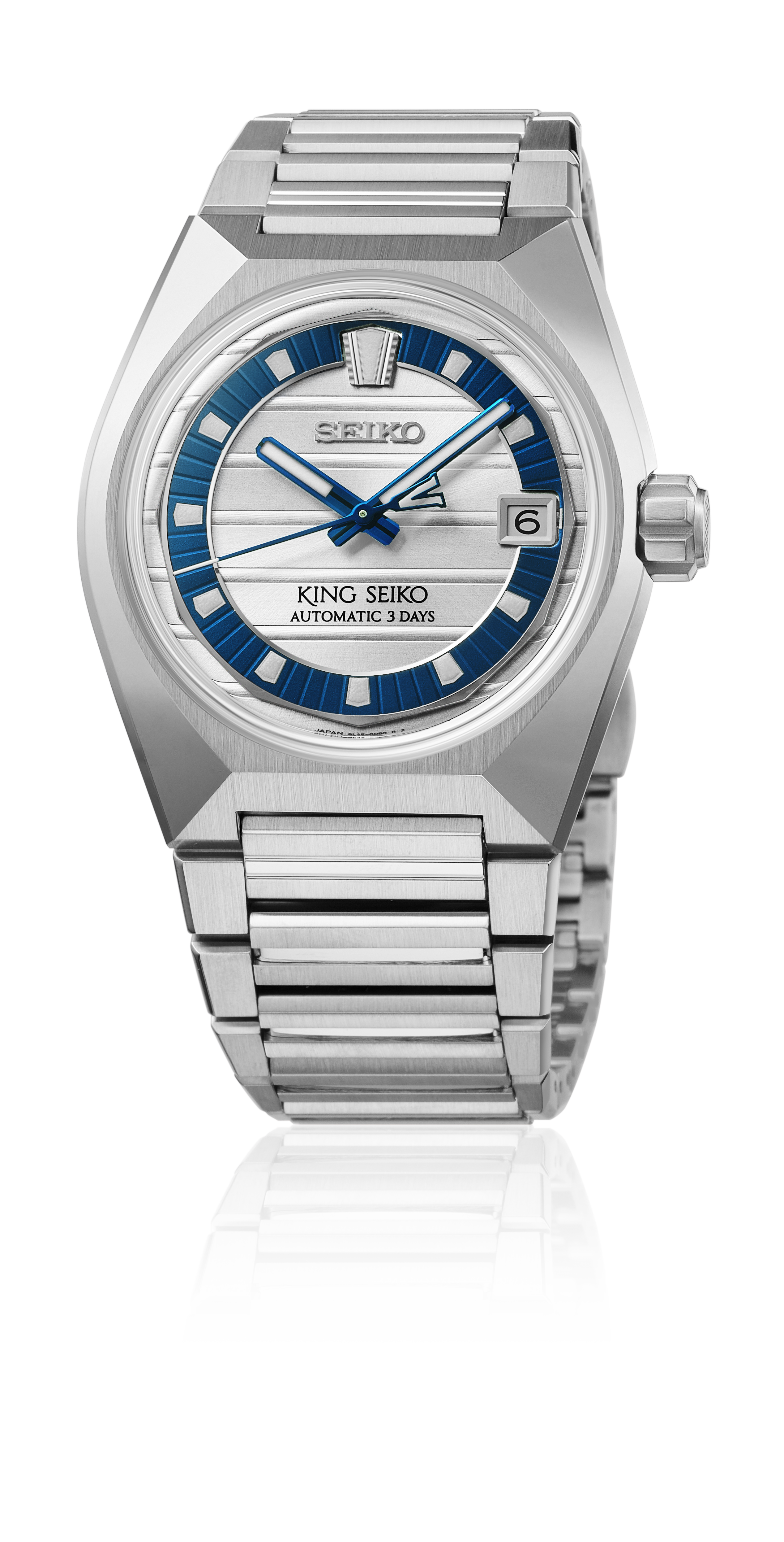 Herrenuhr mit silbernem Gehäuse, silbernem Armband und weißem Zifferblatt mit blauen Akzenten.