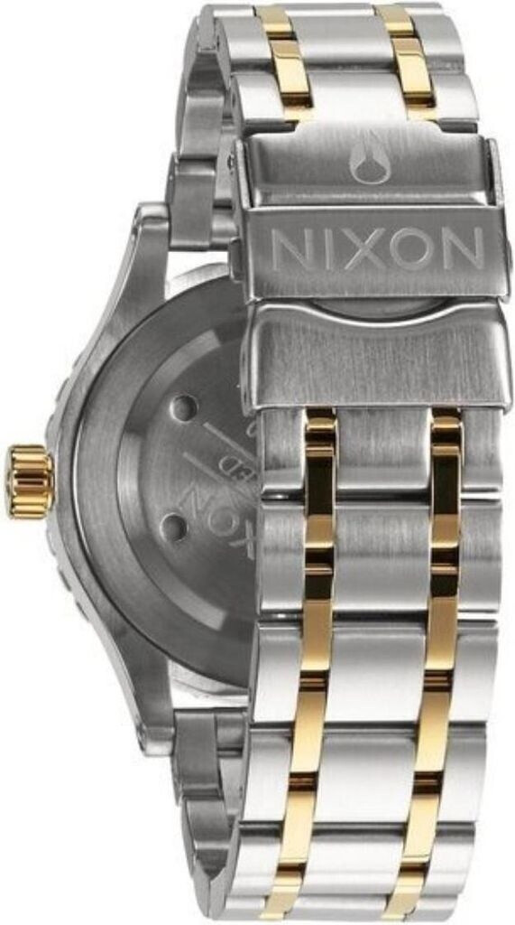 Armbanduhr mit silbernem Metallarmband und goldenen Akzenten. Die Uhr ist auf der Seite gedreht, sodass das Armband sichtbar ist.