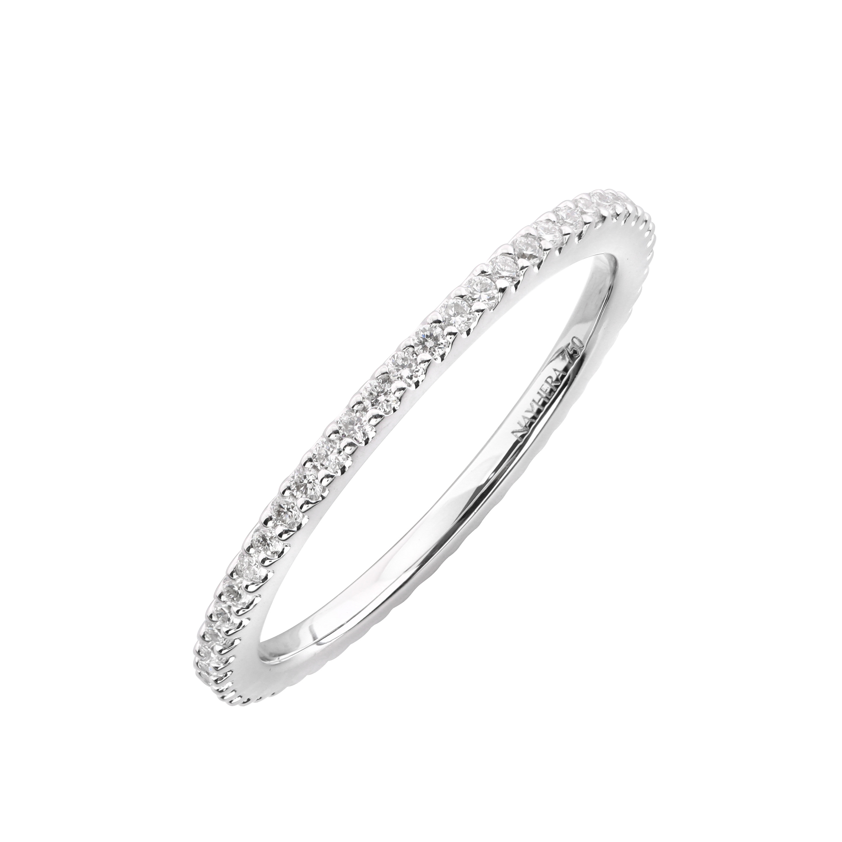 Der schmale Nayhera Ring Perth ist mit zahlreichen kleinen, funkelnden Akzenten verziert.
