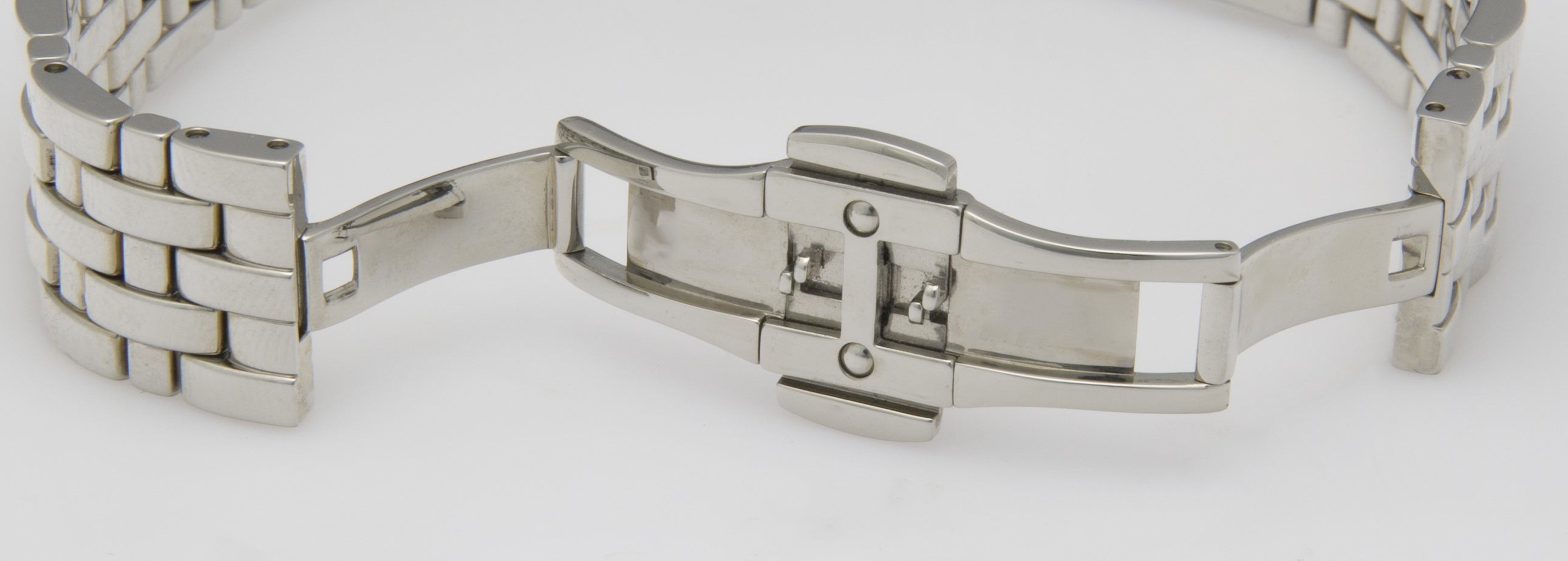 Ein silbernes Uhrenarmband mit einem sich öffnenden Faltschloss und mehreren Gliedern.