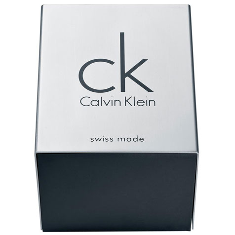 Ein silberner Karton mit einem schwarzen Calvin Klein Logo und dem Schriftzug 'swiss made'.