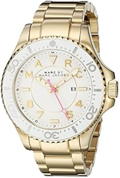 Eine Marc Jacobs Damenuhr in Gold mit einem runden Zifferblatt und goldenen Zeigern, umgeben von einem drehbaren Ring mit weißen und grauen Markierungen.