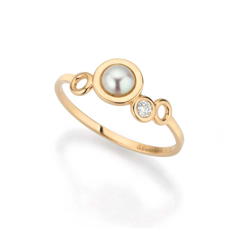 Der Gellner Ring zeigt eine Perle, die von einem Kreis umgeben ist, daneben ein funkelnder Zirkonia und eine dekorative Öse.