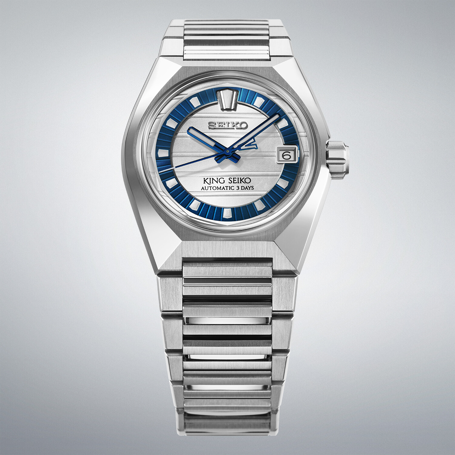 Ein silbernes Herrenarmbanduhr mit einem silbernen Zifferblatt und blauen Akzenten auf dem Lünettenring.