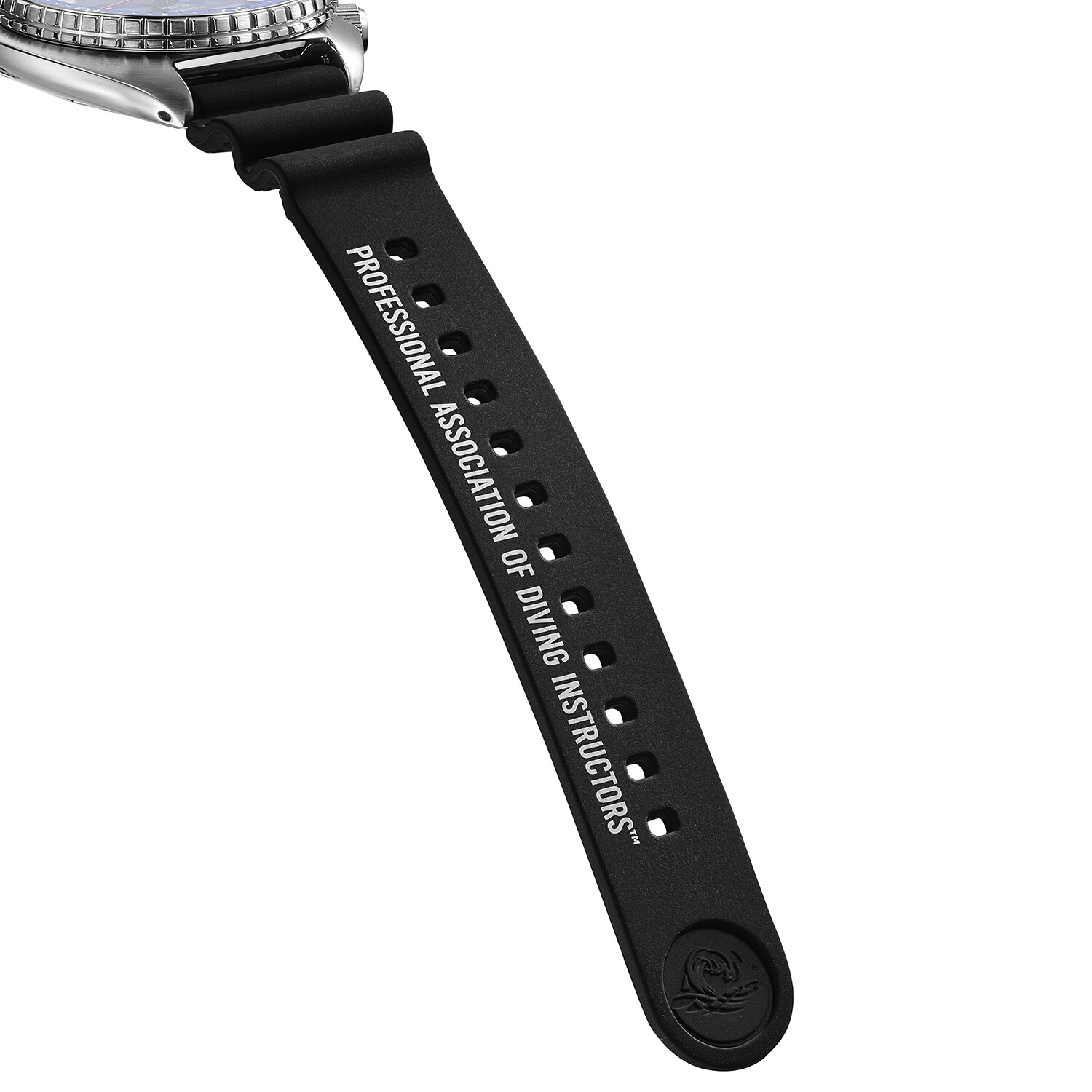 Schwarzes Uhrenarmband mit weißen Markierungen und einem geprägten Logo am unteren Ende.