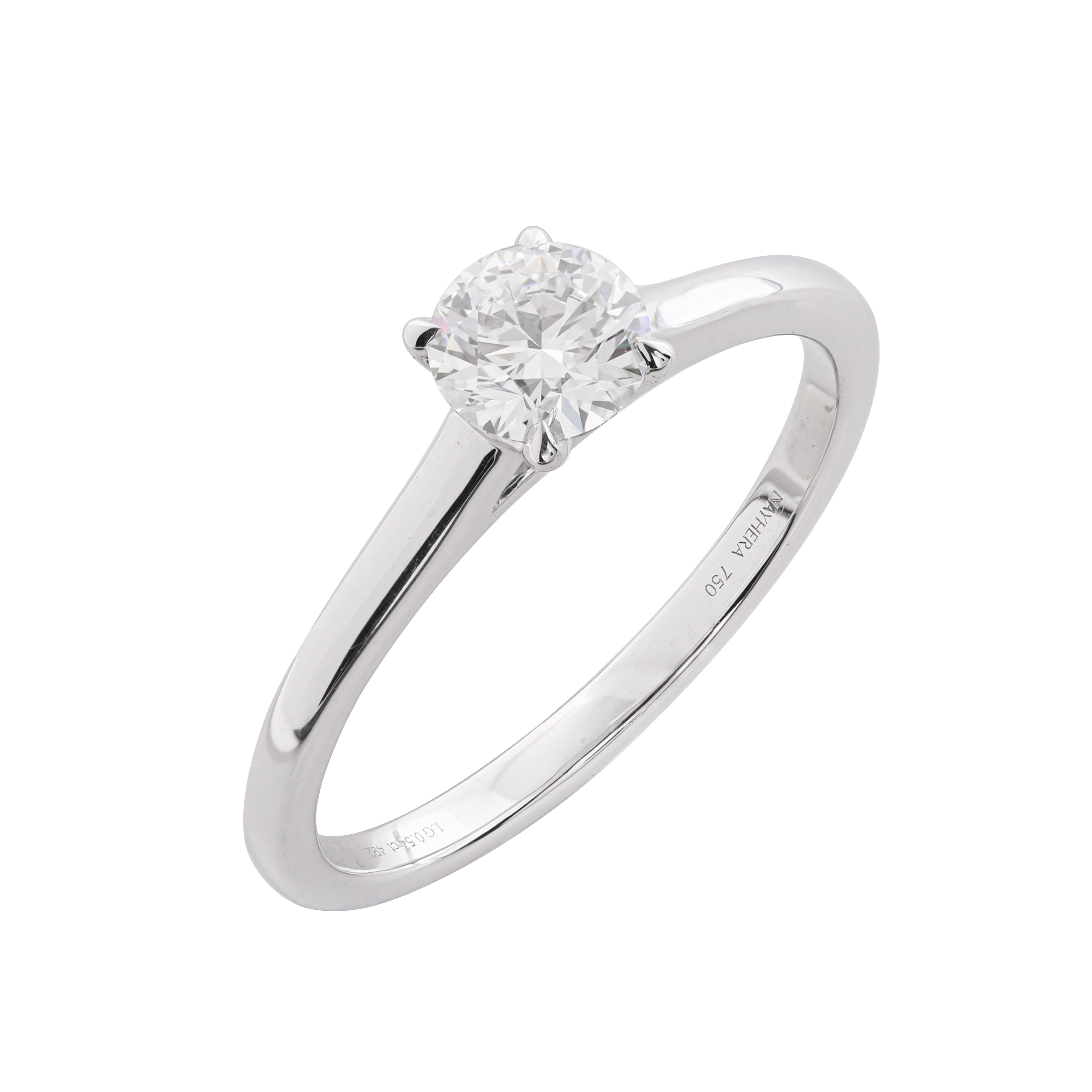 Ein Nayhera Ring Stockholm mit einem runden, facettierten Stein in einer Krappenfassung auf einem schlichten Ringbügel.