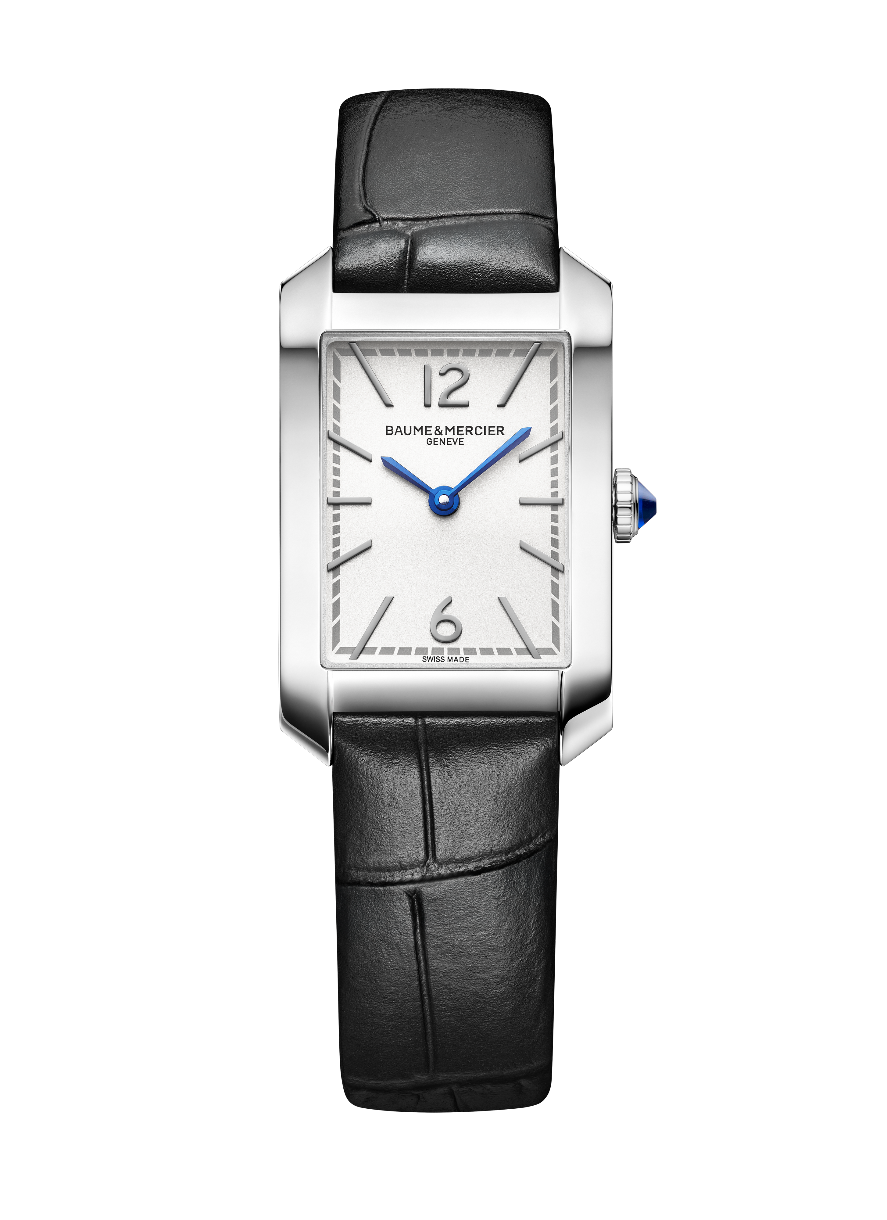 Die Baume & Mercier Hampton Damenuhr hat ein rechteckiges, silbernes Gehäuse mit einem weißen Zifferblatt und einem schwarzen Armband.