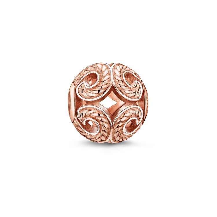 Ein roségoldenes, kugelförmiges Schmuckelement mit filigranen Verzierungen und durchbrochener Oberfläche.