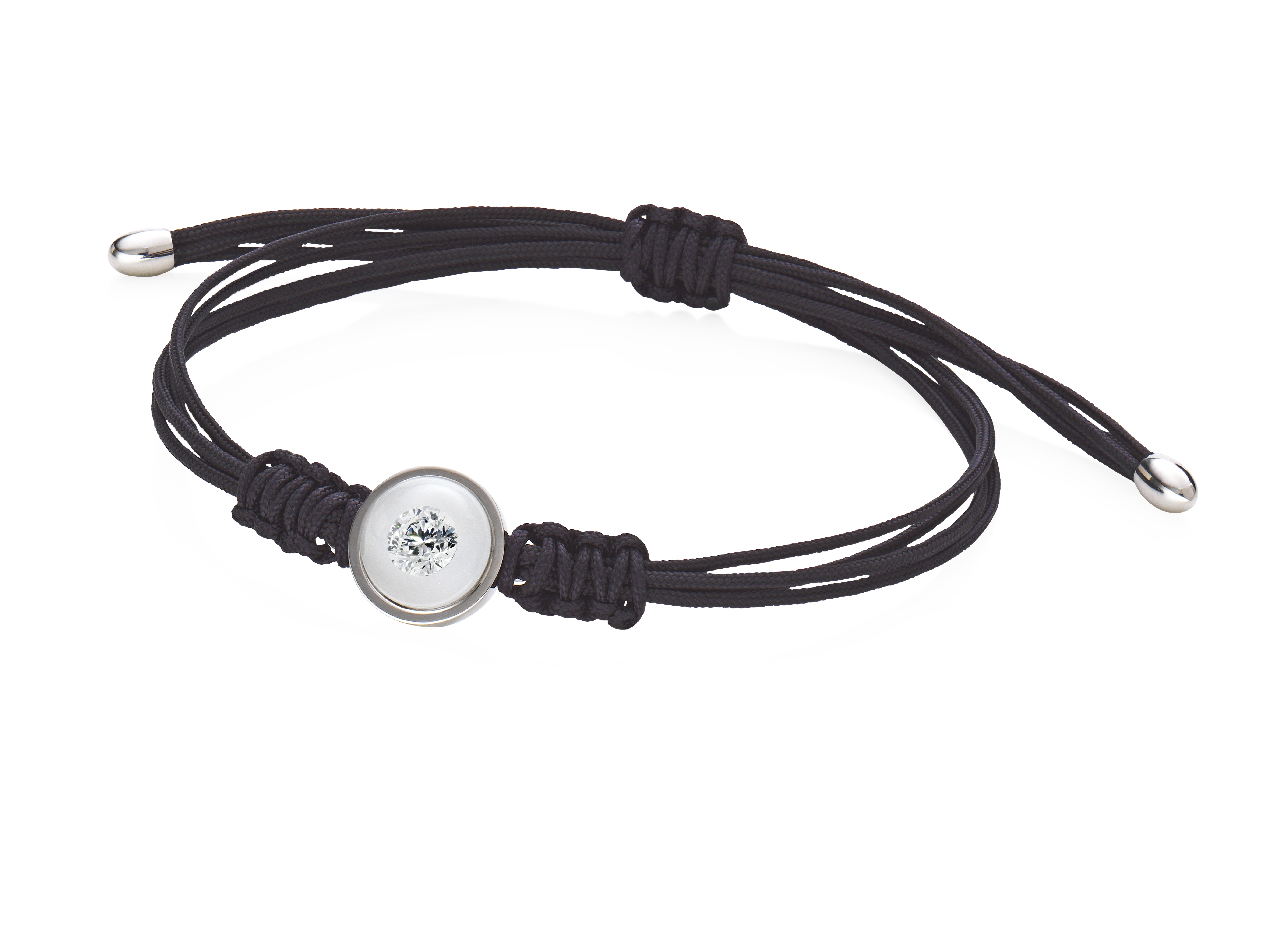 Schmuckwerk Armband Glasklar ST mit einem runden, glasklaren Anhänger, der einen funkelnden Stein zeigt, und einem schwarzen Kordelband.