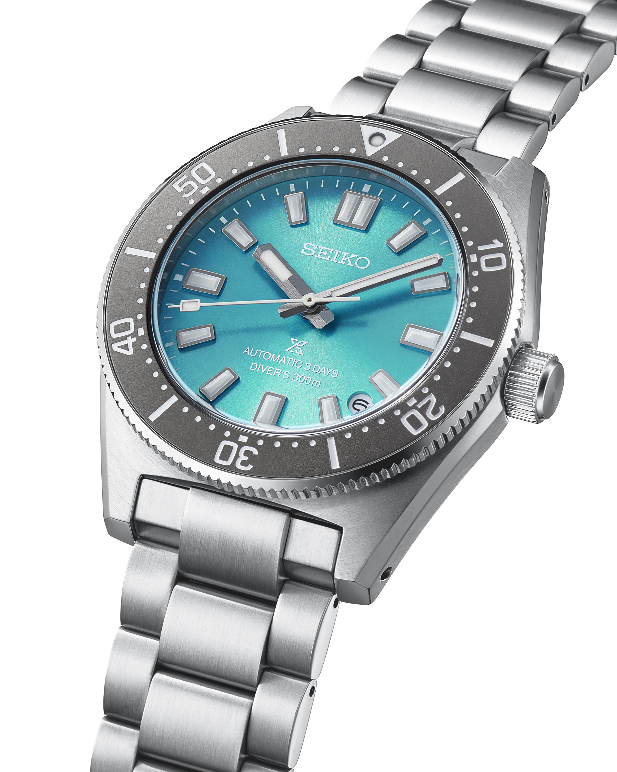 Eine silberne Armbanduhr mit einem türkisfarbenen Zifferblatt und silbernen Zeigern, besetzt mit rechteckigen Indizes.