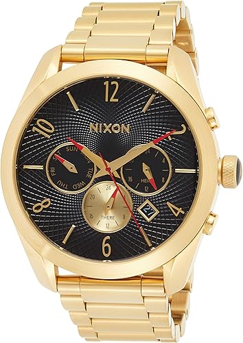 Eine goldfarbene Herrenuhr mit schwarzem Zifferblatt und Datumsanzeige, Teil der Bullet Chrono Kollektion.