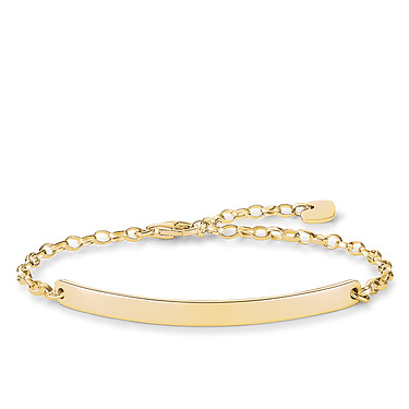Ein glänzend goldfarbenes Armband mit einer flachen, länglichen Plakette in der Mitte und einer zarten Kettengliederverbindung.