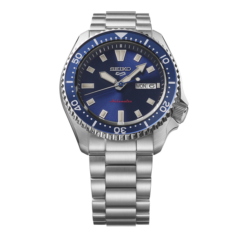Eine silberfarbene Herrenuhr mit blauem Zifferblatt und Drehlünette, ideal für Sporttaucher.