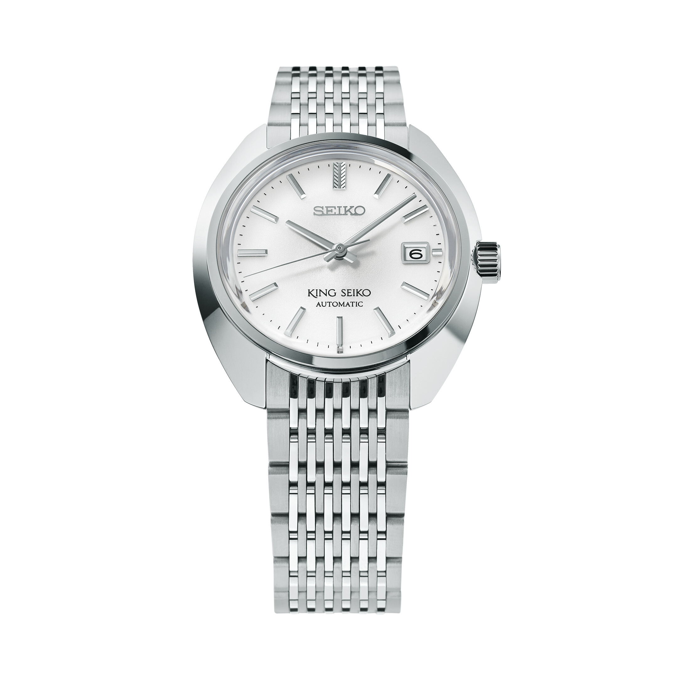 Eine silberne Uhr mit weißem Zifferblatt und silbernem Armband, auf der ein Datumsfenster zu sehen ist.
