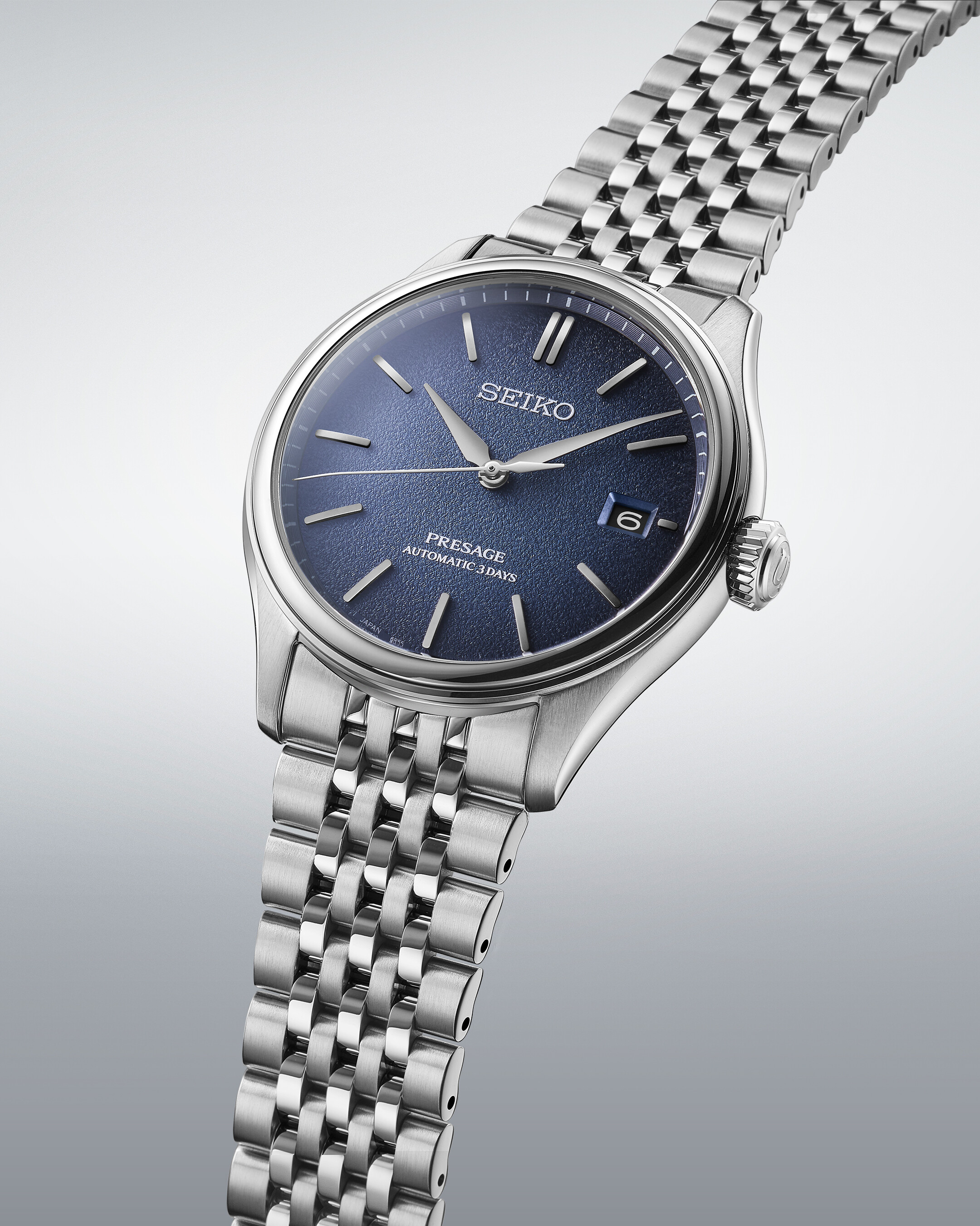 Elegante Herrenuhr mit einem dunkelblauen Zifferblatt und einem silbernen Metallarmband.