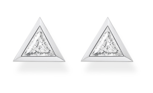 Zwei dreieckige Thomas Sabo Ohrstecker mit glitzernden, klaren Einsätzen und silberfarbenem Rahmen.