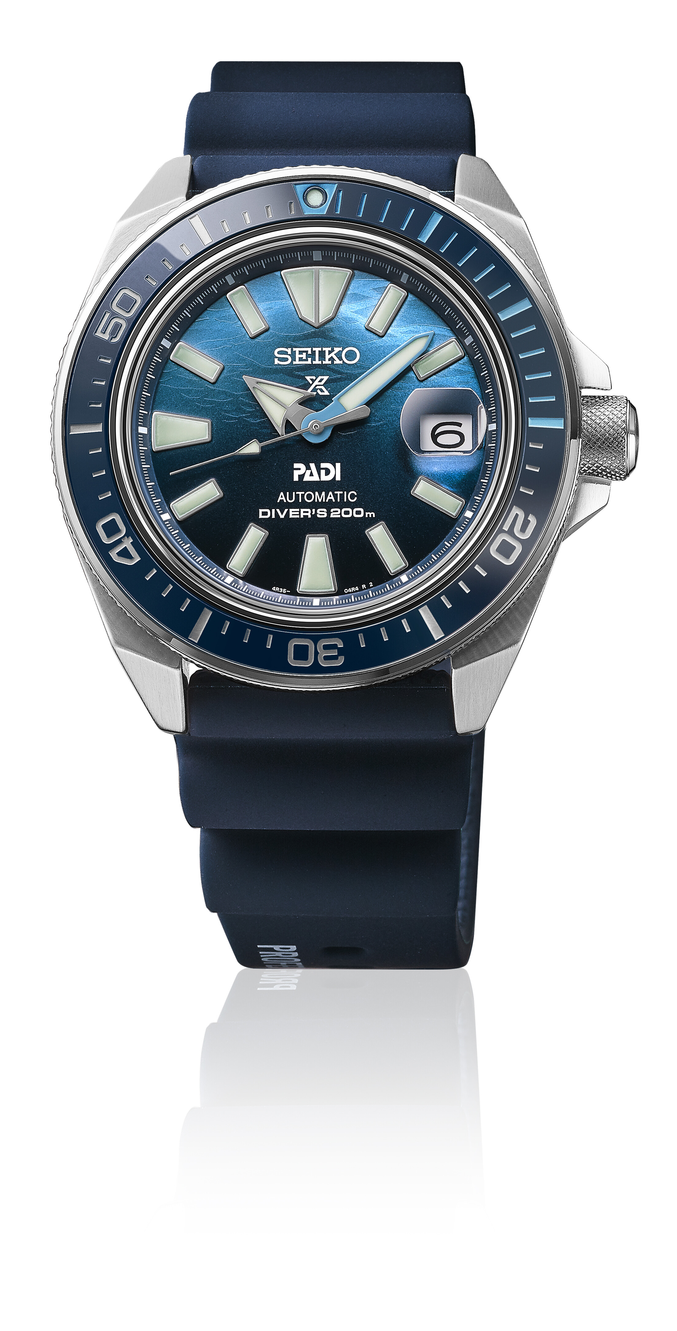 Herrenuhr mit blauem, texturiertem Zifferblatt, silbernem Gehäuse und blauem Armband.