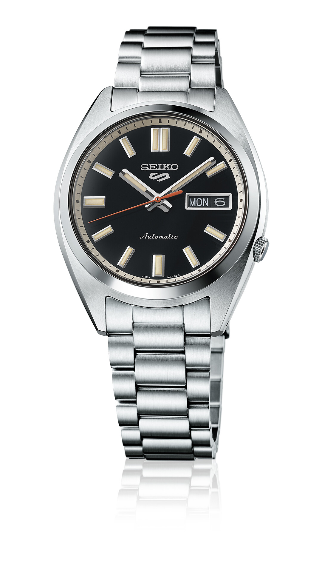Eine silberne Armbanduhr mit schwarzem Zifferblatt, silbernen Zeigern und Tages-/Datumsanzeige.