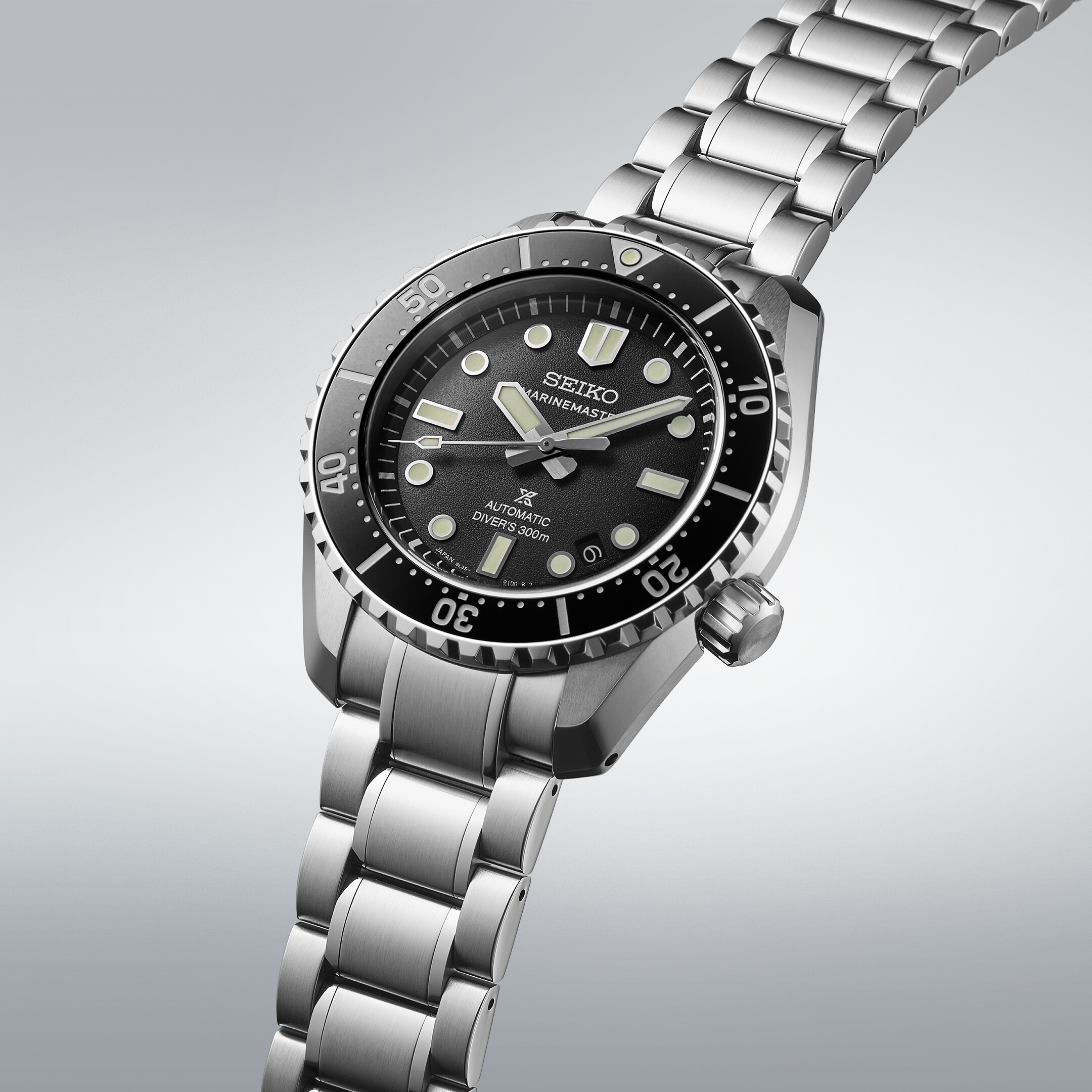 Silbernes Automatik-Taucheruhren-Armband mit schwarzem Zifferblatt und silbernem Gehäuse mit silbernen Markierungen.