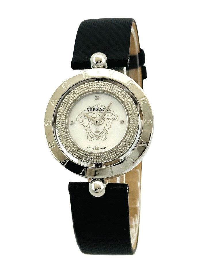 Die Versace EON Armbanduhr in Schwarz mit einem silbernen Gehäuse und einem eleganten Medusa-Motiv auf dem Zifferblatt.