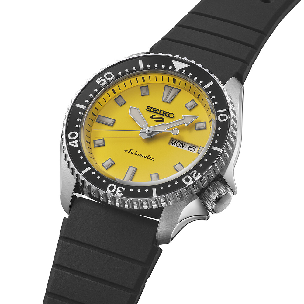Eine gelbe Armbanduhr mit silbernen Zeigern, schwarzem Zifferblatt und einem schwarzen Band.