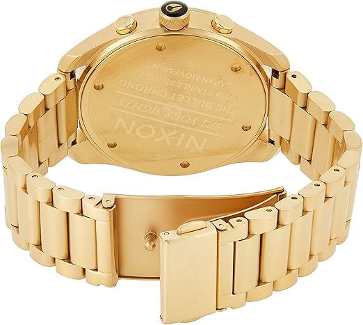 Ein goldfarbenes Armbanduhr-Armband mit einem klappbaren Verschluss ist auf der rechten Seite des Bildes zu sehen.