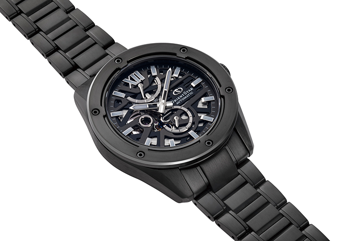 Eine dunkle, skelettierte Herrenarmbanduhr mit silbernen Zeigern und römischen Ziffern auf schwarzem Zifferblatt.