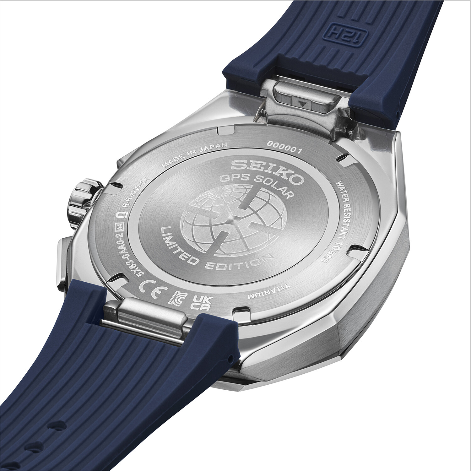 Der Boden einer dunkelblauen Armbanduhr mit silbernen Details und der Aufschrift "LIMITED EDITION".