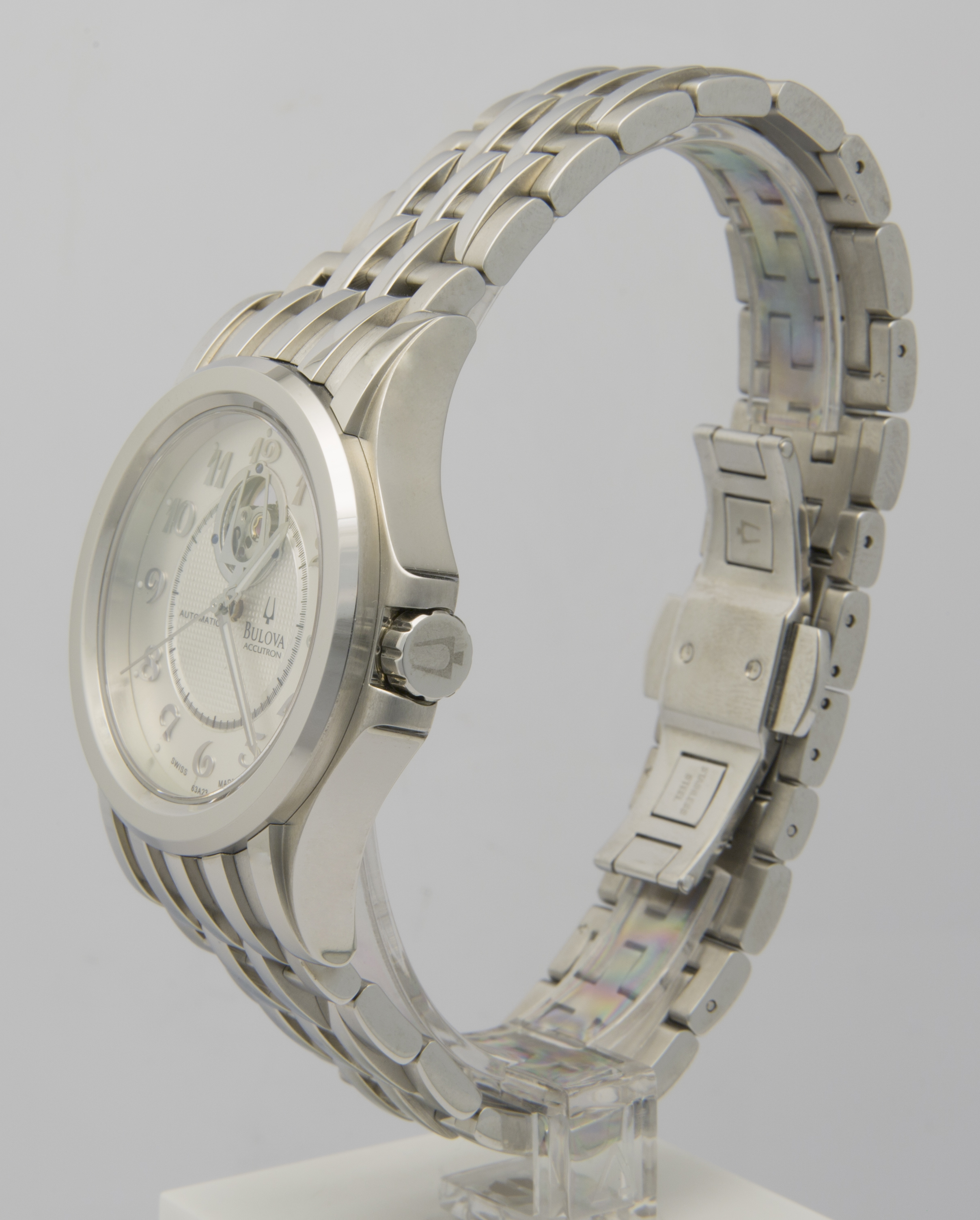 Silberne Armbanduhr mit silbernem Armband und einem silbernen Zifferblatt mit sichtbarer Mechanik.