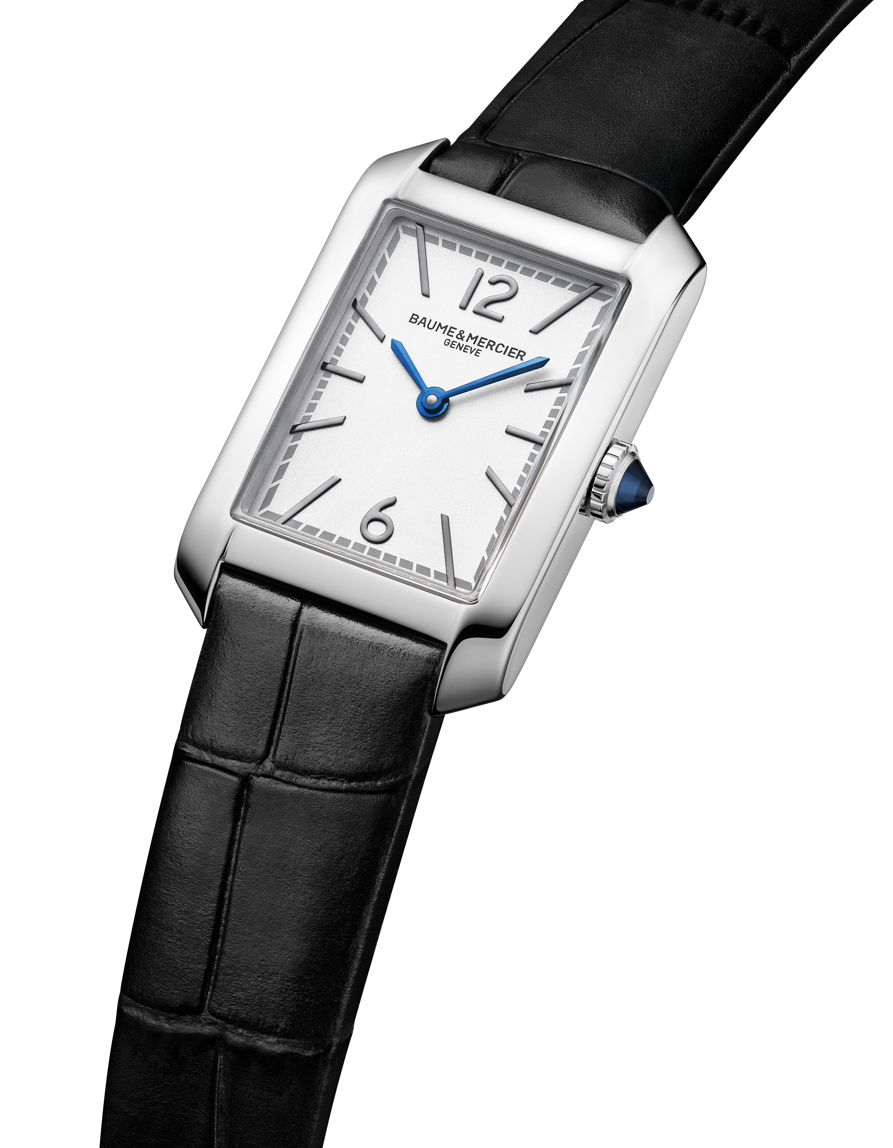 Eine rechteckige silberne Uhr mit weißem Zifferblatt und blauen Zeigern, an einem schwarzen Lederarmband.
