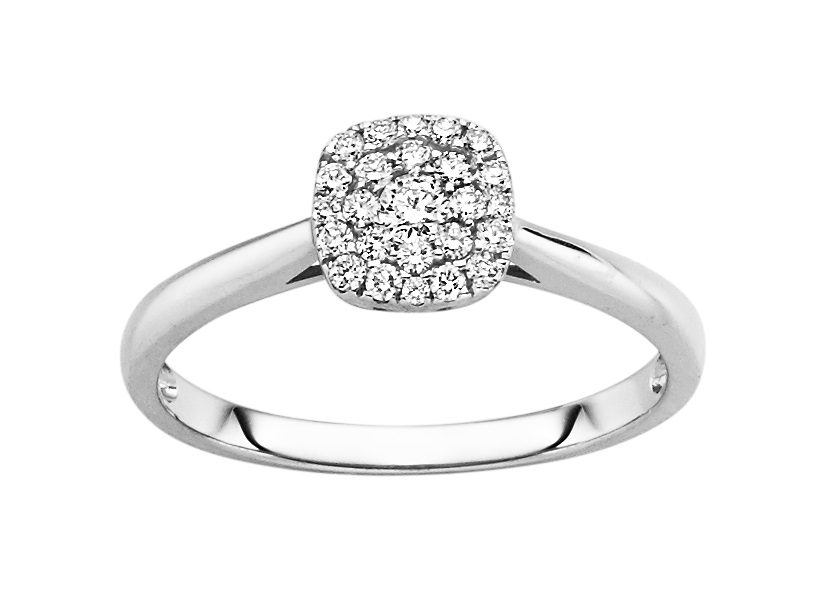 Ein zarter Ring mit einem quadratischen Oberteil, das von vielen kleinen Brillanten bedeckt ist, auf einem glänzenden, weißen Band.