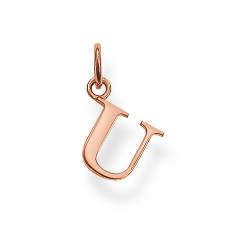 Ein roségoldfarbenes Anhänger-Buchstabe U mit einer Öse hängt von einem Ring.