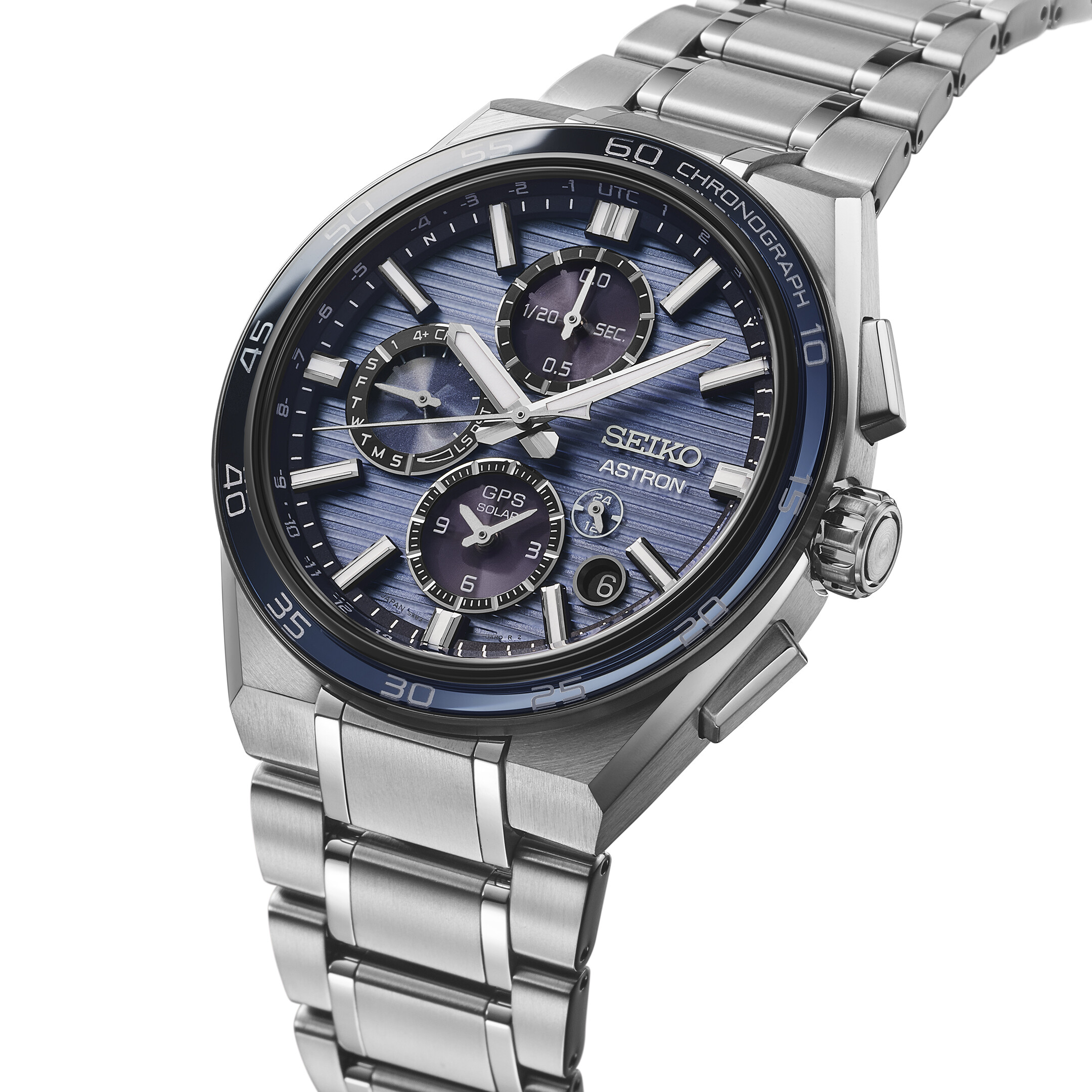 Ein silbernes Herrenarmbanduhr mit einem blauen Zifferblatt, das eine feine horizontale Riffelung aufweist.