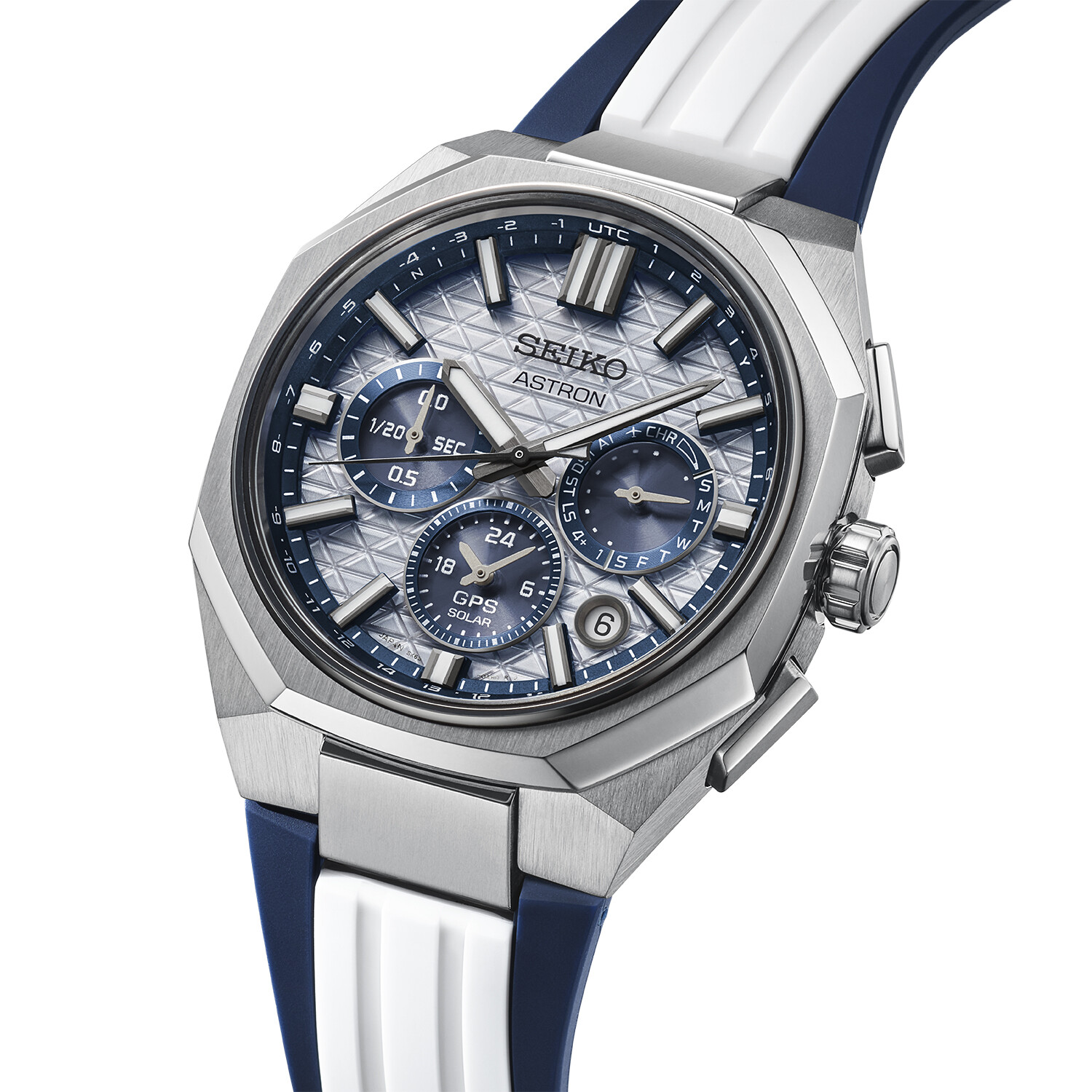 Eine silberfarbene Herrenarmbanduhr mit einem blauen Zifferblatt mit Gittermuster und einem weißen und blauen Armband.