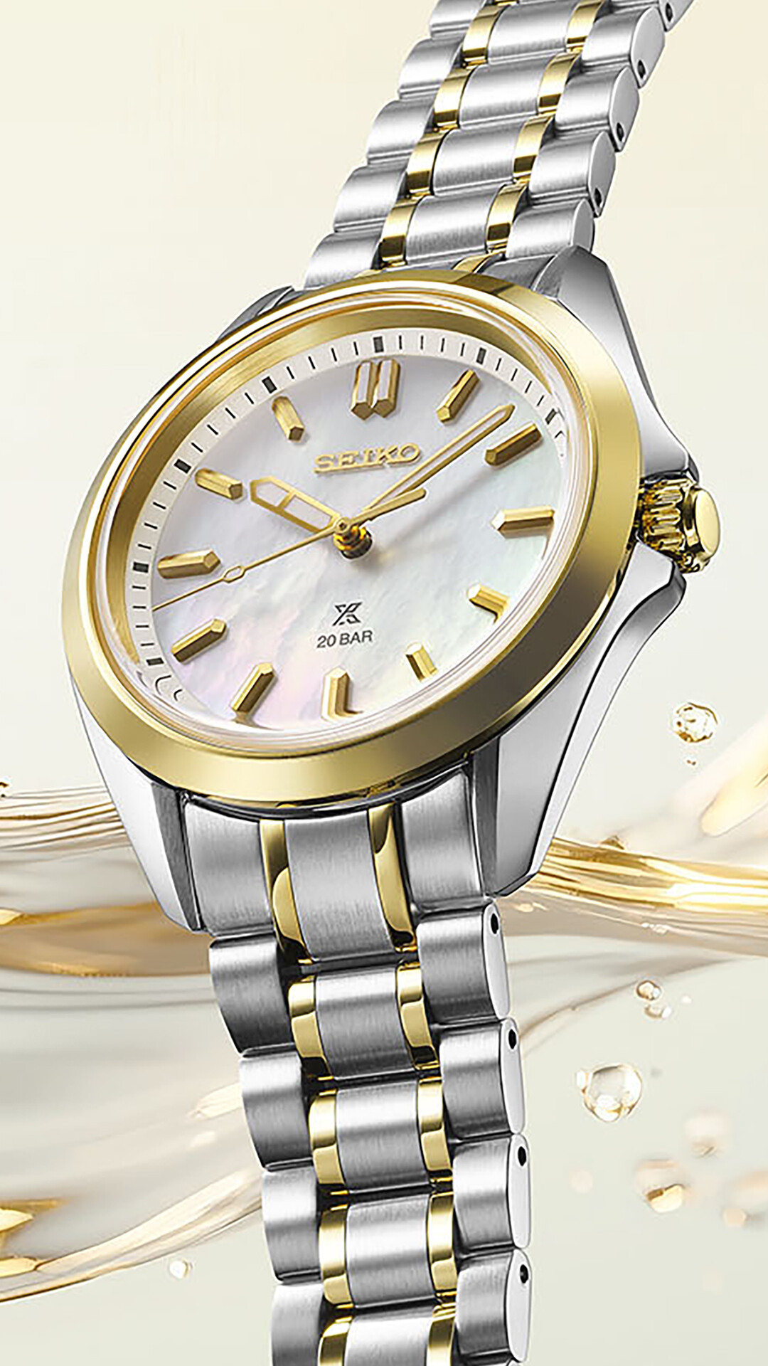 Eine elegante zweifarbige Armbanduhr in Silber und Gold mit einem Perlmuttzifferblatt und goldenen Zeigern und Indizes.