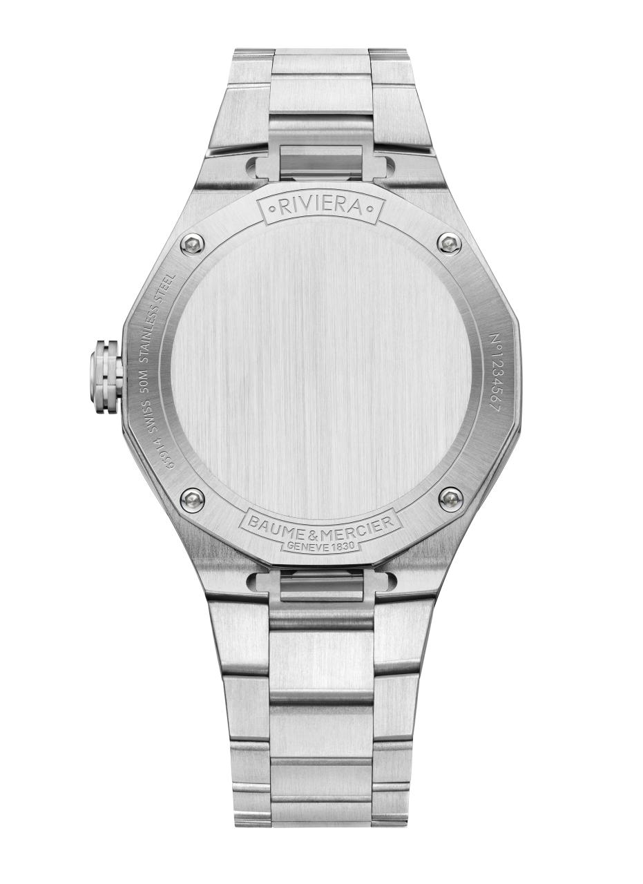 Eine silberne Uhr mit Armband und einem gebürsteten Gehäuseboden mit Gravuren.
