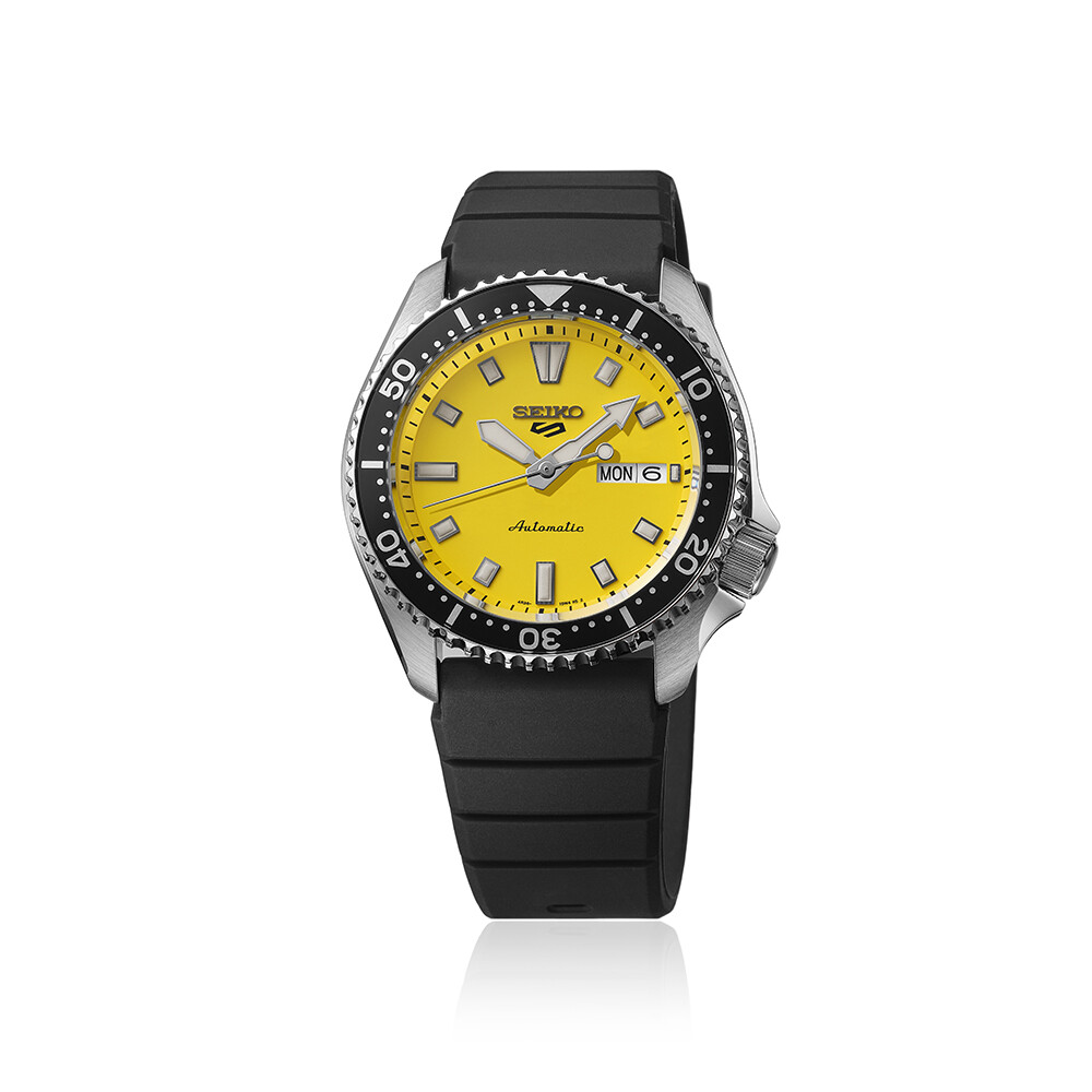 Eine gelbe Armbanduhr mit schwarzem Band und drehbarer Lünette. Die Uhr hat silberne Zeiger und Markierungen.