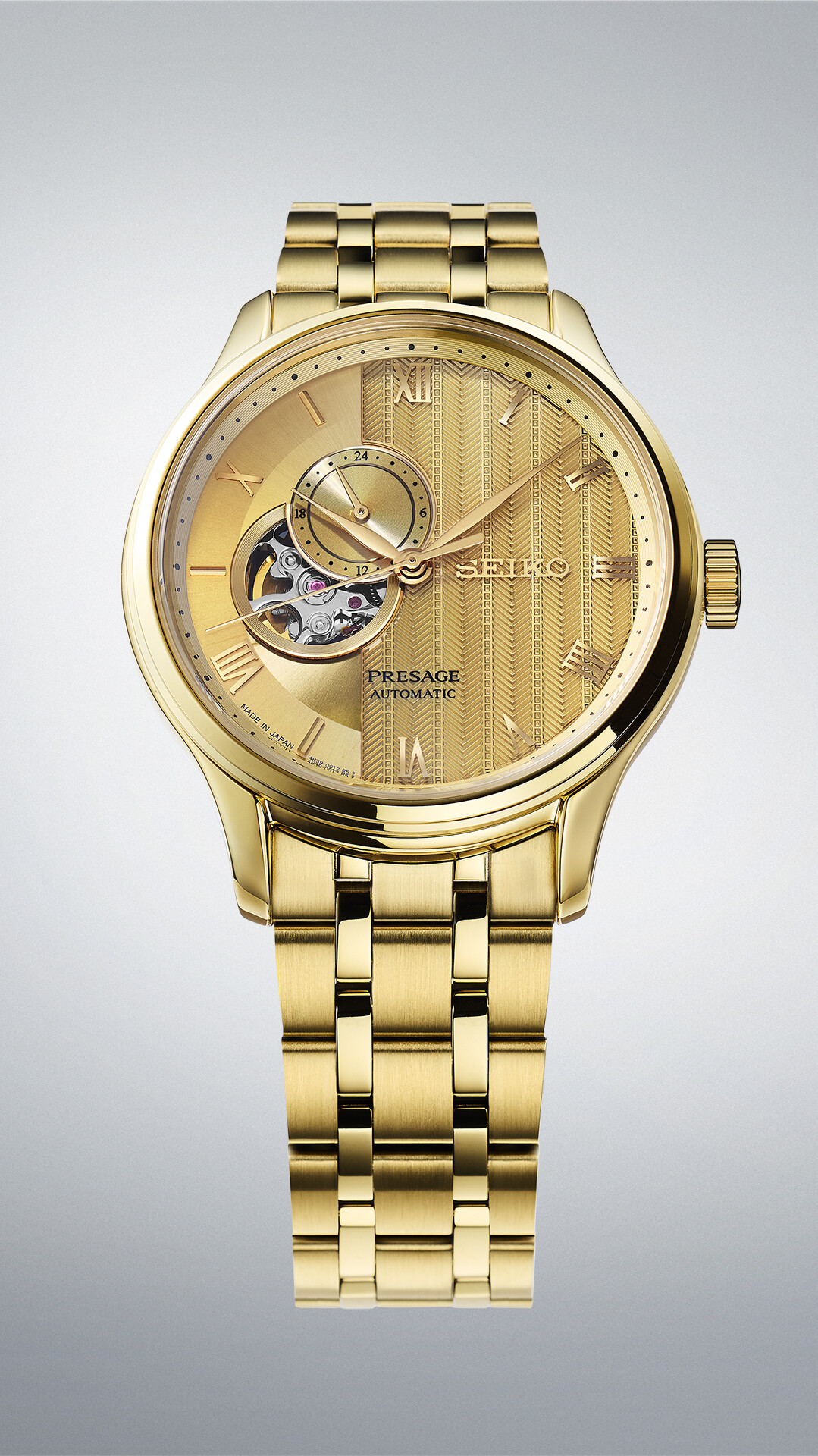Goldene Armbanduhr mit offenliegendem Uhrwerk und schlichtem Zifferblatt mit vertikalen Mustern.